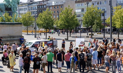 Auf dem Schlossplatz versammelten sich am Samstag zahlreiche Menschen.