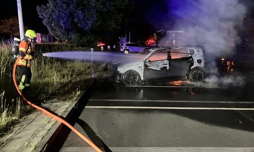 Die Feuerwehr musste das Fahrzeug gleich zweimal löschen.