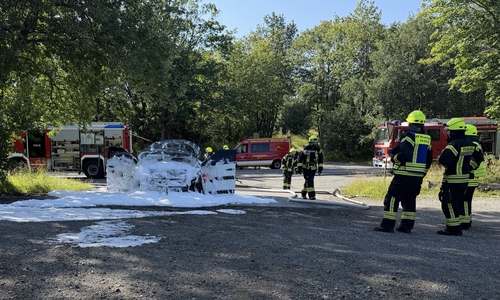 Das Auto wurde mit Schaum bedeckt.