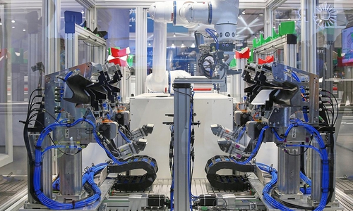 Roboteranlage in der Industrieproduktion (Archiv)
