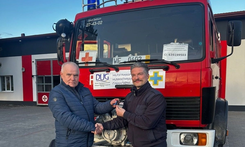 Sebastian Neuwirth (rechts) übergibt das Fahrzeug an Petro Gerasimyk, Leiter des Zentrums für zivile Sicherheit in Kamin-Kashyrskyi