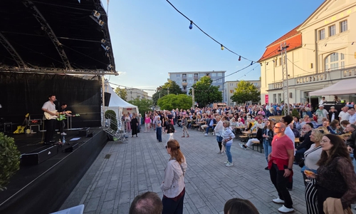Viele Besucher fanden sich vor dem Lessingtheater ein.
