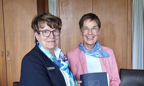 Dr. Ulrike Witt (rechts), Landesbeauftragte für regionale Landesentwicklung Braunschweig, überreichte den Förderbescheid an Ute Spieler, Kreisrätin und Umweltdezernentin des Landkreises Gifhorn.