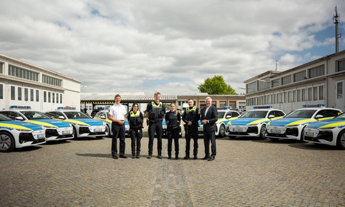 Polizeipräsident Thomas Ring (1.v.r.) mit Dezernatsleiter Christian Engel (1.v.l.) sowie Kolleginnen und Kollegen des Einsatz- und Streifendienstes.