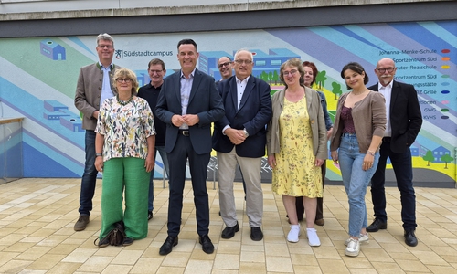 Vertreterinnen und Vertreter der Stadtverwaltung Gifhorn sowie der Ratsfraktionen nahmen den fertiggestellten Vorplatz in Augenschein.  