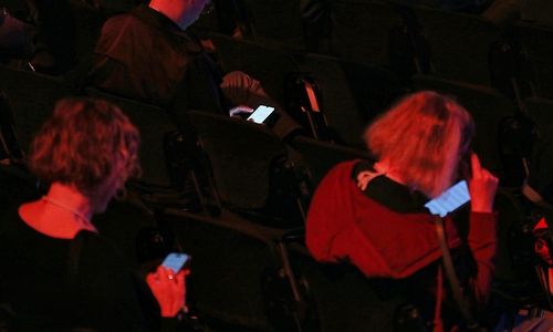 Menschen mit Smartphone in der Hand (Archiv)