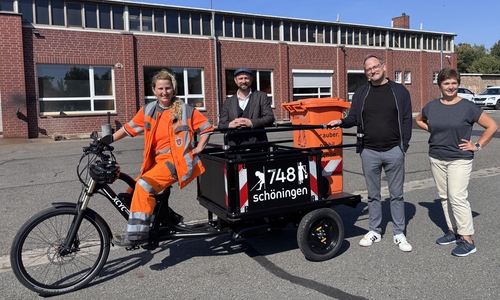 Von rechts: Nadine Karau, Bernd Seelig und Bürgermeister Malte Schneider übergeben das neue Dienstfahrzeug an Yvonne Thiele, die das Schwerlast-Transporttrike für die Stadtpflege nutzen wird.