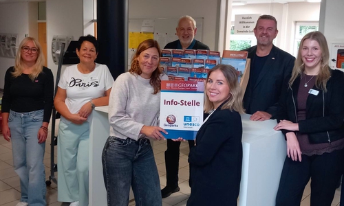 Deborah Trümer(Geopark-Mitarbeiterin), Antje Billotet(Bürgerinformation Gemeinde Lehre), Tanja Brandes(Mitarbeiterin) und Dr. Henning Zellmer(Geschäftsstellenleiter Königslutter am Elm) vom Geopark sowie die Gemeindebeschäftigten Lisa-Marie Westphal und Katharina Deppe eröffneten gemeinsam mit Bürgermeister Andreas Busch(2.v.r.) offiziell die neu Geopark-Infostelle im Rathaus Lehre.