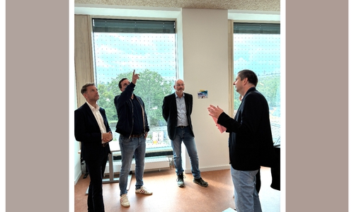 Dennis Weilmann (links) lässt sich von Tino Deich (Geschäftsbereich Hochbau, rechts) die Arbeiten am Ratsgymnasium erläutern. 