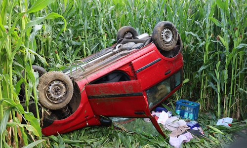 Das Auto landete bei dem Unfall im Maisfeld auf dem Dach.