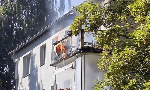 Auf dem Balkon war ein Feuer ausgebrochen.