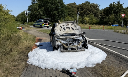 Ein brennendes Auto auf Landstraße sorgt für Sichtbehinderungen auf der A39.