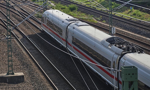 ICE auf Bahnstrecke (Archiv)