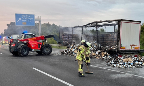 Der Teleskoplader der Kreisfeuerwehr im Einsatz.