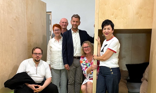 Besichtigten den Neubau der Leonardo da Vinci Grundschule und machten kurz Halt im Ruhebereich (von links): Jan-Sören Lühr (Ortsrat Nordstadt), Christa Westphal-Schmidt (Vorsitzende Schulausschuss), Schulleiter Ulf Blanke, Oberbürgermeister Dennis Weilmann, Bianca Manusch (Leiterin Grundschule) und Immacolata Glosemeyer (Ortsbürgermeisterin Nordstadt).