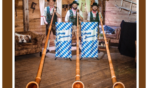Die bayerische Musikgruppe aus Sauerlach mit ihren Alphörnern