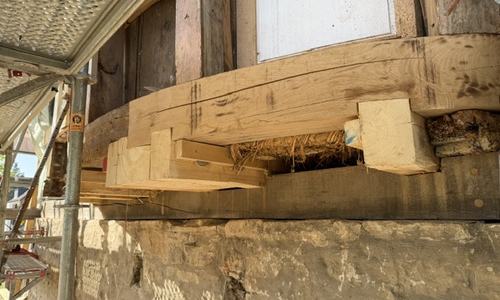 Während der Holzreparaturen am Erker.