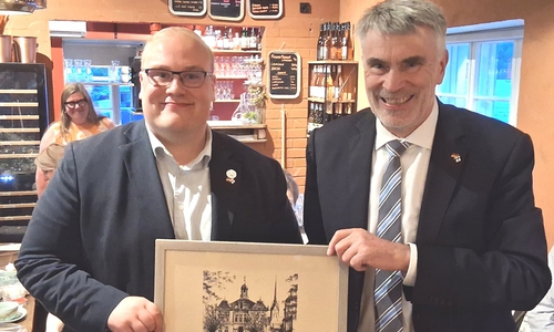 Landrat Henning Heiß mit Sami Salminen, Stellvertretender Vorsitzender des Stadtrates Heinola.