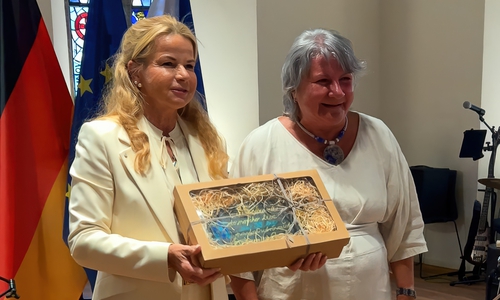 Oberbürgermeisterin Urte Schwerdtner (l.) und Berouns Bürgermeisterin Soňa Chalupová (r.) beim feierlichen Festakt.