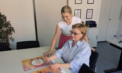 Galina Gerhart (vorne), Integrationsbeauftragte der Stadt Goslar. und Mara-Lena Macke (hinten), Fachdienstleiterin Bildung und Soziales der Stadt Goslar, planen das diesjährige Fest der Kulturen.