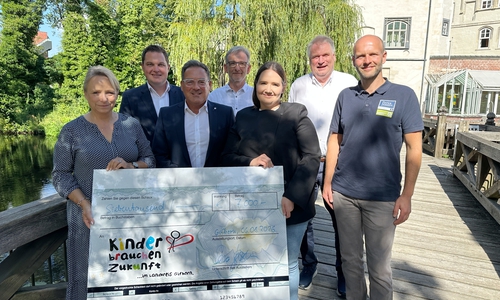 Stina Jensen (3.v.r) und Tobias Günther (r.) von der  Peter Jensen Stiftung überreichten den Spendenscheck Landrat Philipp Raulfs, Schirmherr der Initiative „Kinder brauchen Zukunft… im Landkreis Gifhorn“, Karin Single, Samtgemeindebürgermeisterin der Samtgemeinde Meinersen und Mitgründerin der Initiative, Sandro Pietrantoni, Vorstand des DRK-Kreisverbandes Gifhorn, Rolf Amelsberg vom Landkreis Gifhorn sowie Albert Meltzow, Koordinator von Kinder brauchen Zukunft… im Landkreis Gifhorn“.