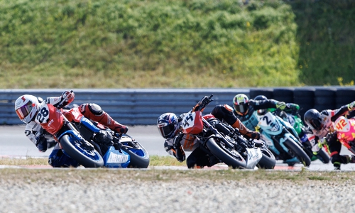 Justus Weinke aus Salzgitter (Startnummer 44) war mit seiner alten Suzuki am Start. Ebenfalls im Bild: Timo Krüger (Startnummer 28), Sascha Schoder (Startnummer 2) und Andreas Enderle (Startnummer 42).