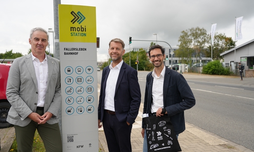 Eröffneten gemeinsam mit Vertretern aus Politik und Verwaltung die mobiSTATION am Bahnhof Fallersleben: Oberbürgermeister Dennis Weilmann (Mitte), Ralf Sygusch (Verbandsdirektor des Regionalverbands Großraum Braunschweig, links) und Marcel Hilbig (Leiter Referat Daten, Strategien, Stadtentwicklung).