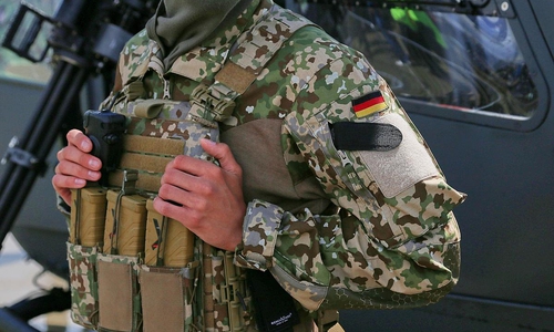 Bundeswehrsoldat in Flecktarnuniform (Archiv)