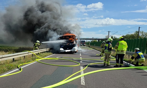Der Bus stand in Vollbrand.