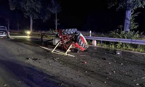 Der Trecker war durch den Aufprall auf die Seite gekippt.