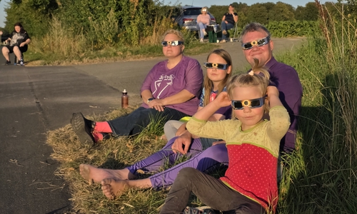 Familie Söhngen genießt die Sonnenfinsternis am Straßenrand zwischen Fümmelse und Adersheim.