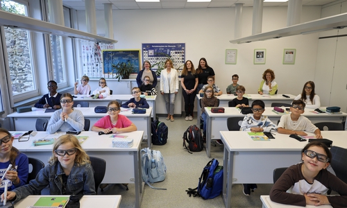 Die Gymnasiasten mit den neuen Chemie-Schutzbrillen.