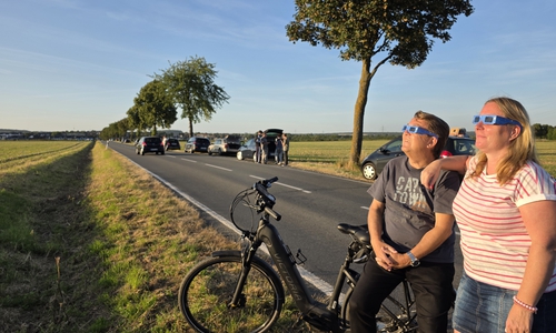 Michael Kyas und Marina Meier-Winkler gucken gemeinsam in die Sonnenfinsternis.