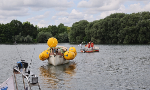 Das Boot wurde zunächst auf den See gebracht.