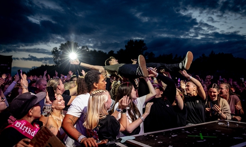 Vom Publikum getragen: Wincent Weiss hautnah beim Konzert auf der BRAWO Bühne.