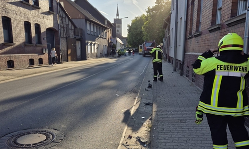 Die Feuerwehr bei den Aufräumarbeiten.