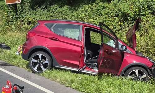 Im Auto wurden zwei Personen verletzt.