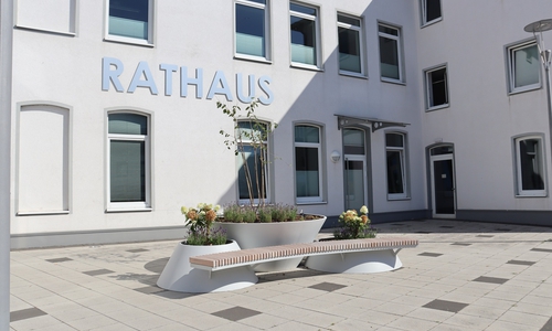 Die neue Pflanzinsel vor dem Vechelder Rathaus.