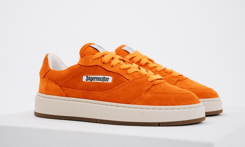 Jägermeister bringt seinen eigenen Sneaker „The Curt“ auf den Markt.