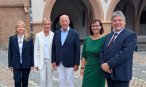 Hans-Joachim Tessner (Mitte) und seine Tochter Anke Tessner-Schreyeck (2. v. li.) freuen sich mit Staatssekretär Prof. Dr. Joachim Schachtner (v. re.), Dr.- Ing. Sylvia Schattauer und Oberbürgermeisterin Urte Schwerdtner auf das Zukunftsprojekt Uni-Campus und stellen dafür über ihre Stiftung die finanziellen Mittel zur Verfügung.