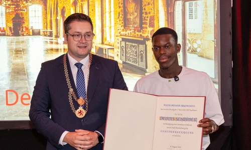Braunschweigs Oberbürgermeister Dr. Thorsten Kornblum überreichte dem sichtlich gerührten Dennis Schröder den Ehrenbürgerbrief.