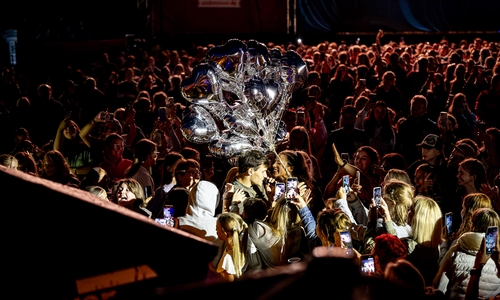 MIttendrin mit Herzballons und gezückten Smartphones: Wincent Weiss ließ die Herzen der Fans höher schlagen.