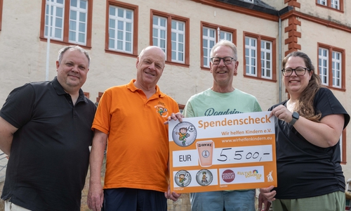 Der Spendenschek über 5500 Euro: Über die Aktion freuen sich (v.li.): Fabian Piekert, Hagü Gerhold, Volker Machura und Maren Piekert.