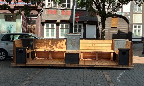 Die neue Gastro- und Außenfläche am Sperlingsplatz nimmt Gestalt an: Das Mobiliar ist aufgestellt – in Kürze folgt die Bepflanzung.