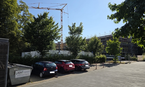 Die Parkplatzflächen vor der Landesmusikakademie könnten teilweise zurückgebaut werden.