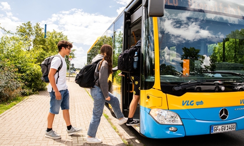 Die neuen Schulwege können kostenfrei mit Bus und Bahn geübt werden. 