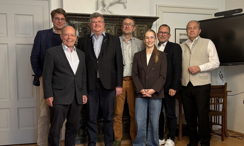 Bei der Gesellschaftsgründung (v.li.): Philipp Sticherling (Beurkundender Notar), Lothar Hagebölling (Berater der WRH), Alexander Hoppe (Bürgermeister der Stadt Königslutter am Elm), Christian Burgart (Geschäftsführer der Projektgesellschaft), Cassina Mönch (Prokuristin der Projektgesellschaft), Thomas Klein (Geschäftsführer der Wirtschaftsregion Helmstedt) und Gerhard Radeck (Landrat des Landkreises Helmstedt).
