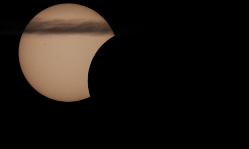 Stück für Stück eroberte sich der Mond seinen Platz vor der Sonne.