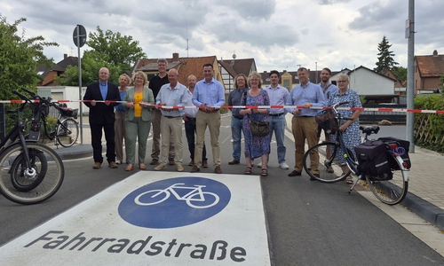 Vertreterinnen und Vertreter aus Politik und Verwaltung eröffnen die erste Fahrradstraße Gifhorns in der Fritz-Reuter-Straße.