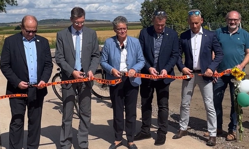 Landrat Gerhard Radeck (LK Helmstedt), Christian Hirte (PSt Bundesministerium für Verkehr), Lydia Hüskens, Ministerin für Infrastruktur und Digitales des Landes Sachsen-Anhalt, N.N., Bürgermeister Marcel Winkel (Gemeinde Huy) Sven Volkers (LK Wolfenbüttel),